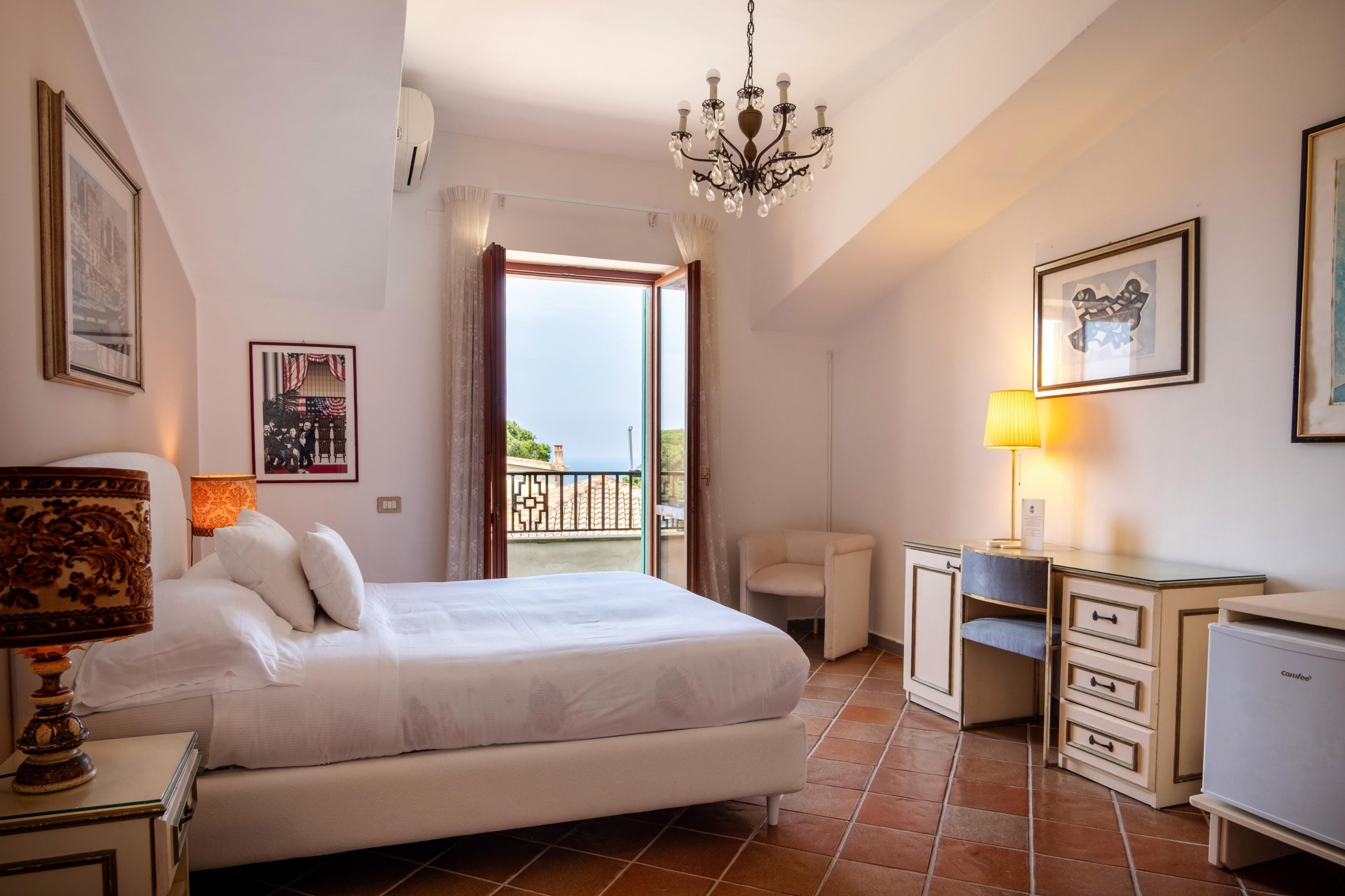 Habitación cuádruple, varias camas, balcón, vistas al mar | Ropa de cama de alta calidad, caja fuerte, mobiliario individual