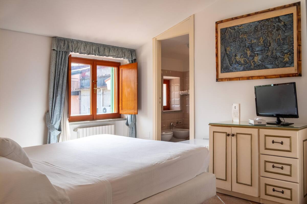 Premium bedding, in-room safe, desk, laptop workspace