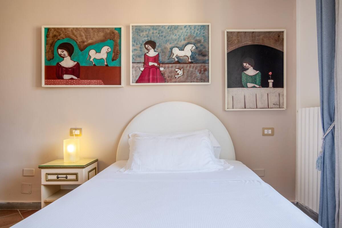 Premium bedding, in-room safe, desk, laptop workspace