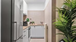Fridge, microwave, oven, stovetop - Spacious Family Apartment for Groups in Vibrant Berlin Wedding (Berlin)