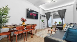 Interior - Spacious Family Apartment for Groups in Vibrant Berlin Wedding (Berlin)