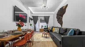 Dining - Spacious Family Apartment for Groups in Vibrant Berlin Wedding (Berlin)