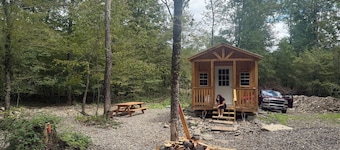 Peaceful & private 1 room cabin
near stream/water
