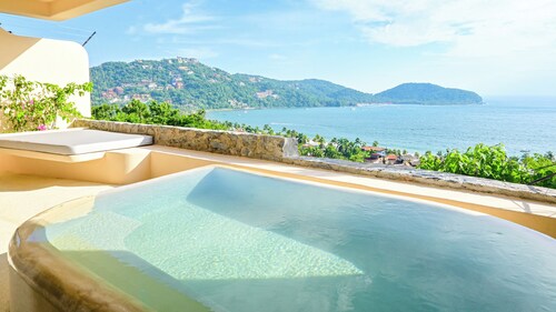 Luxury villa, private pool and brathtaking ocean view — steps from Playa La Ropa