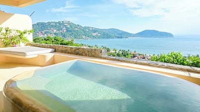Luxury villa, private pool and brathtaking ocean view — steps from Playa La Ropa