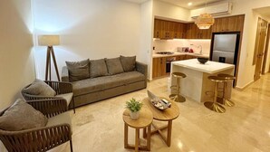 Een modern appartement met een woongedeelte, keuken en eethoek.