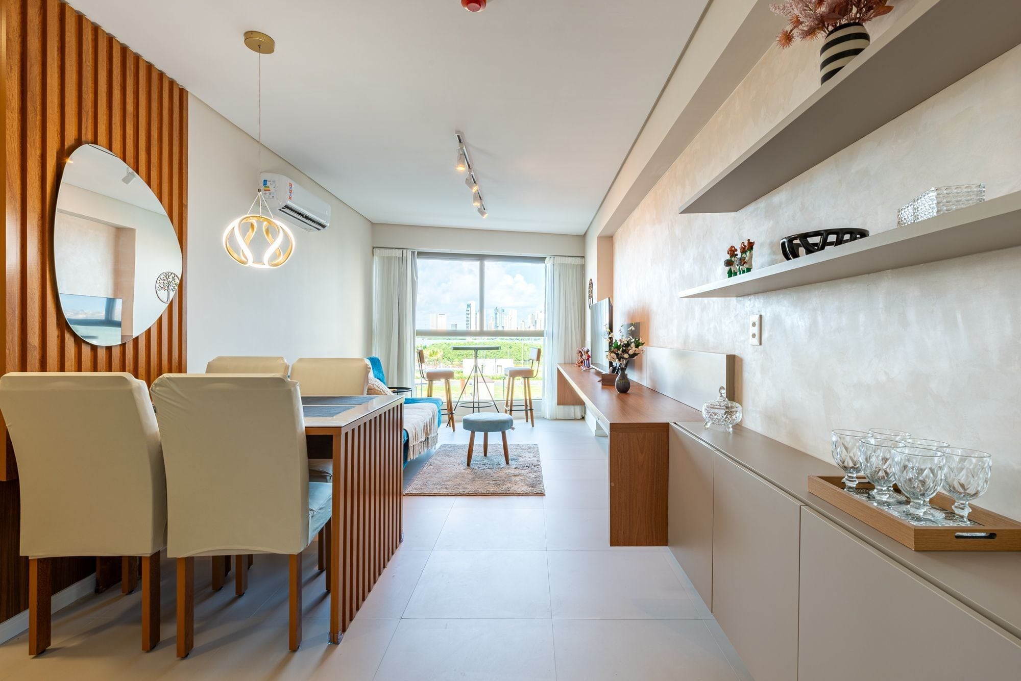 Una cocina moderna con comedor, un espejo grande y vistas al exterior.