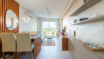Una cocina moderna con comedor, un espejo grande y vistas al exterior.