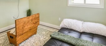 Guest Villa: Modern Comfort Near Joe Pool Lake in Cedar Hill
