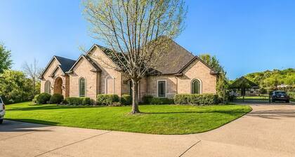 Guest Villa: Modern Comfort Near Joe Pool Lake in Cedar Hill