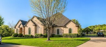 Guest Villa: Modern Comfort Near Joe Pool Lake in Cedar Hill