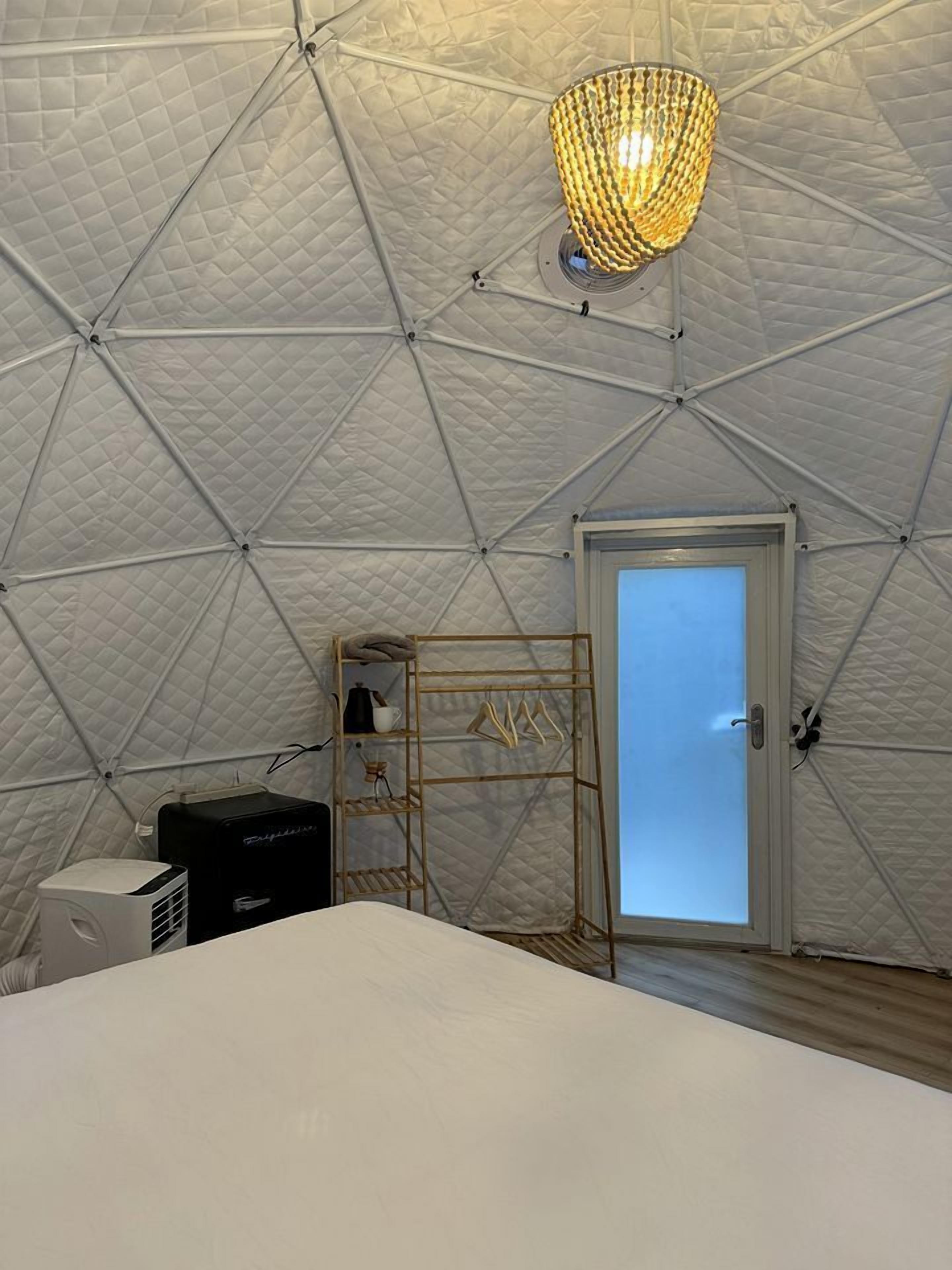 1 camera, una scrivania, Wi-Fi, lenzuola