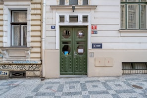 Ein Gebäude mit einer grünen Tür, einem Schild mit der Nummer 10 und einem Schild mit dem Wort 'Home' über der Tür.