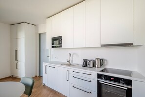 電子レンジ、オーブン、食器洗い機、調理器具と食器