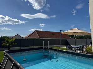 A swimming pool with a tiled edge, a ladder, and a fence surrounding the area. - Le 22 - private pool - 6 people - Auxois & Alésia (Venarey-les-Laumes)