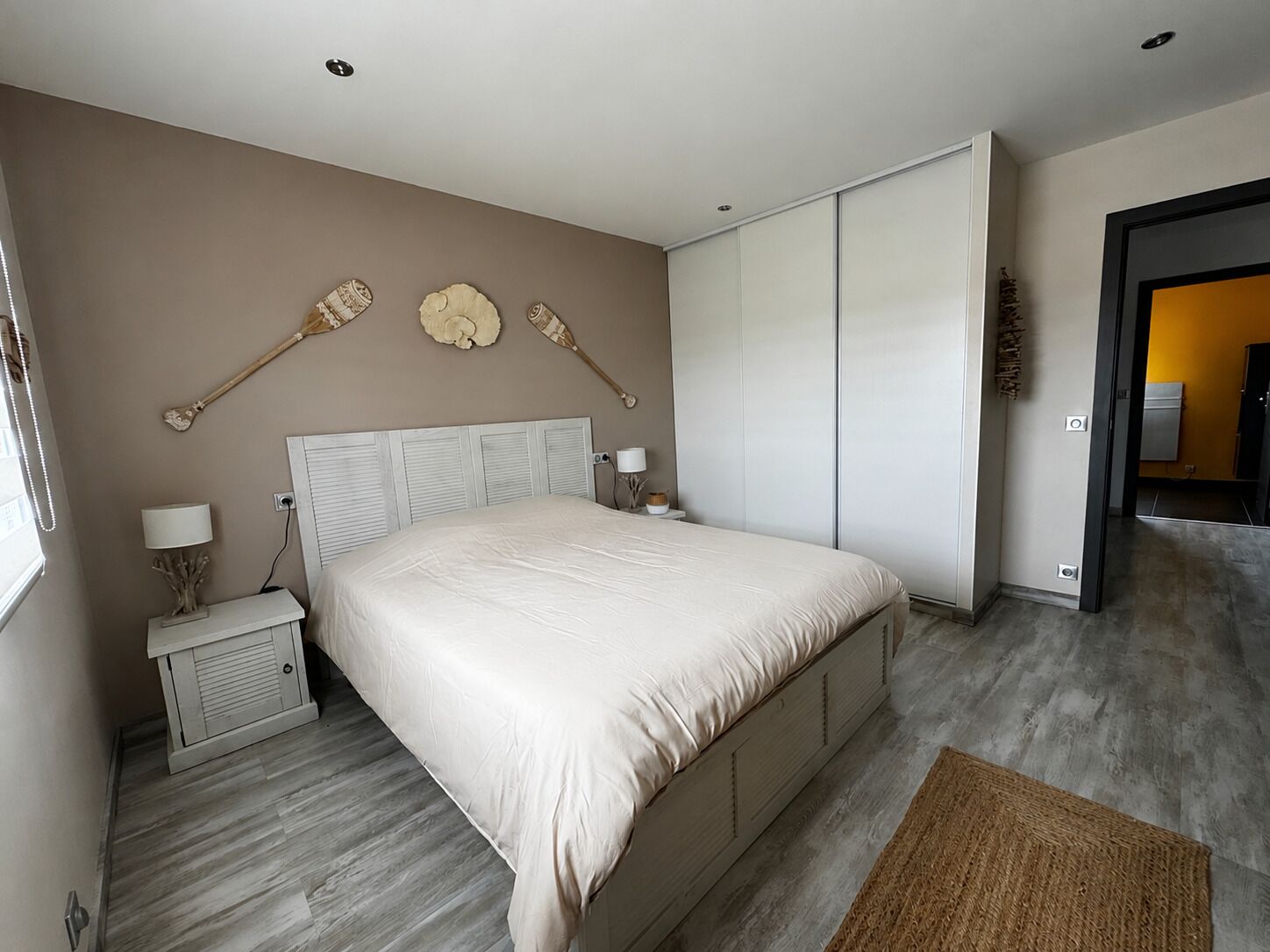 3 habitaciones, tabla de planchar con plancha, wifi y ropa de cama 