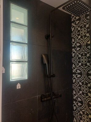 Shower, towels, soap, toilet paper - Stunning, renovated 2-room apartment in a charming building in Nice (Nice)