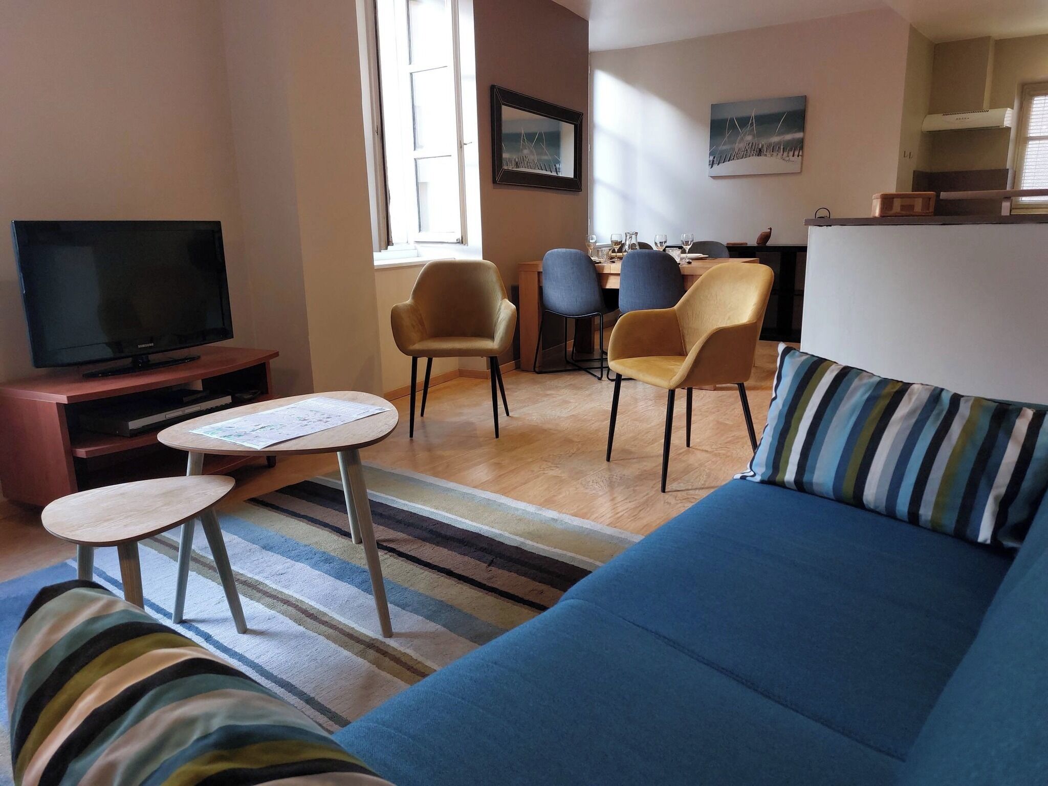 Apartamento Confort | Zona de estar | Televisión de pantalla plana de 79 cm con canales digitales