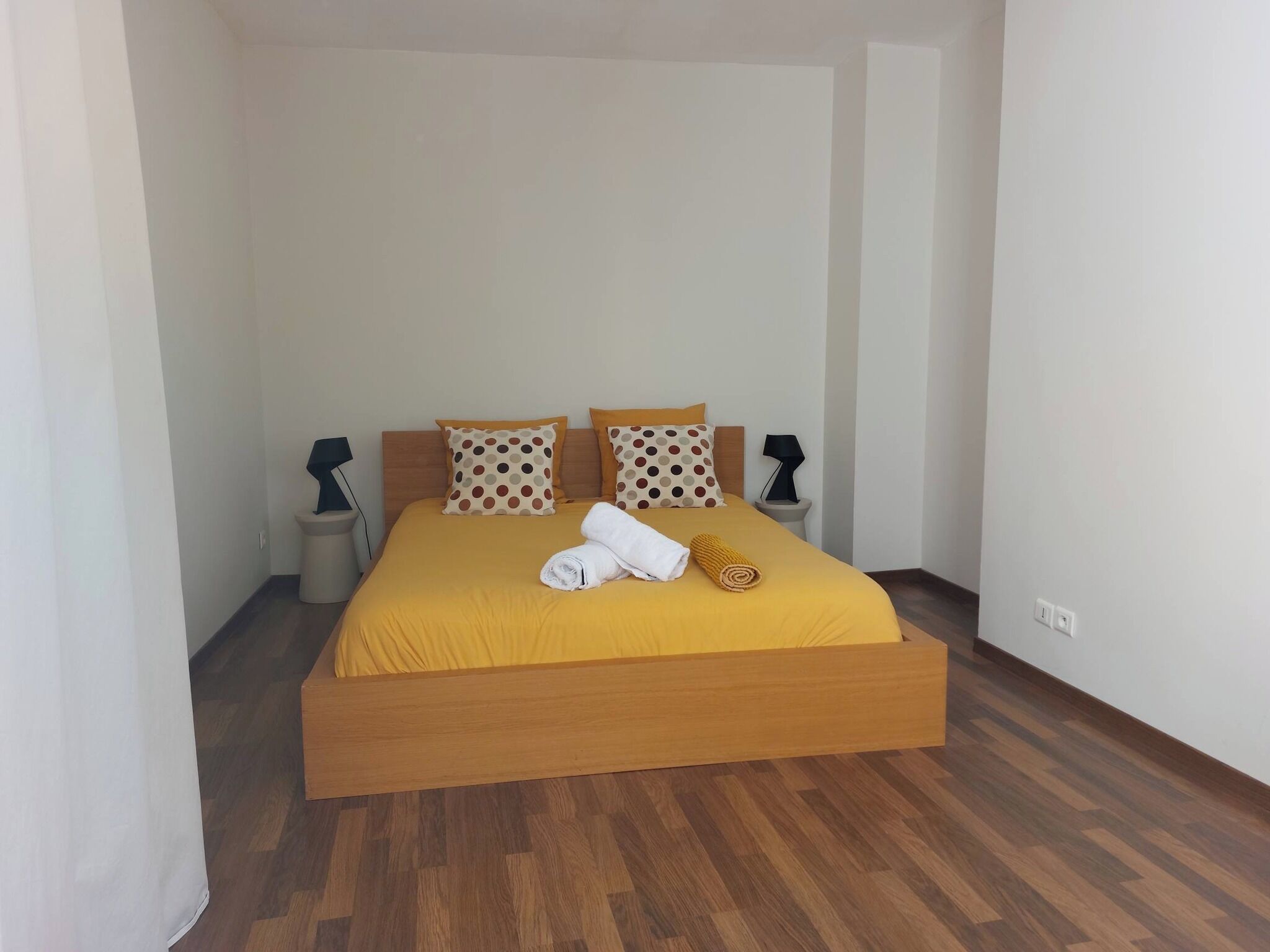 Apartamento Confort | Espacio para trabajar con un portátil y tabla de planchar con plancha