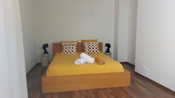 Apartamento Confort | Espacio para trabajar con un portátil y tabla de planchar con plancha