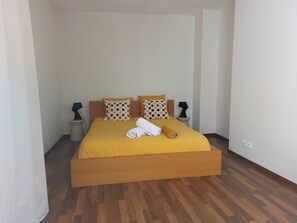 Apartamento Confort | Espacio para trabajar con un portátil y tabla de planchar con plancha