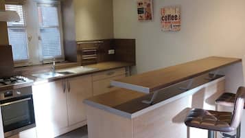 Apartamento Confort | Cocina privada | Máquina de café espresso, cafetera o tetera y hervidor eléctrico