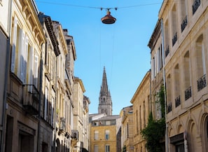Eine Straße mit historischen Gebäuden, einem Kirchturm und einer Seilbahn.