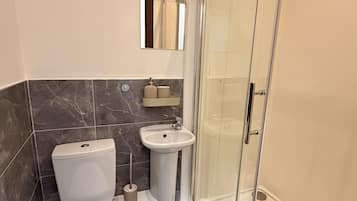 Basic Double or Twin Room, Ensuite | Bathroom