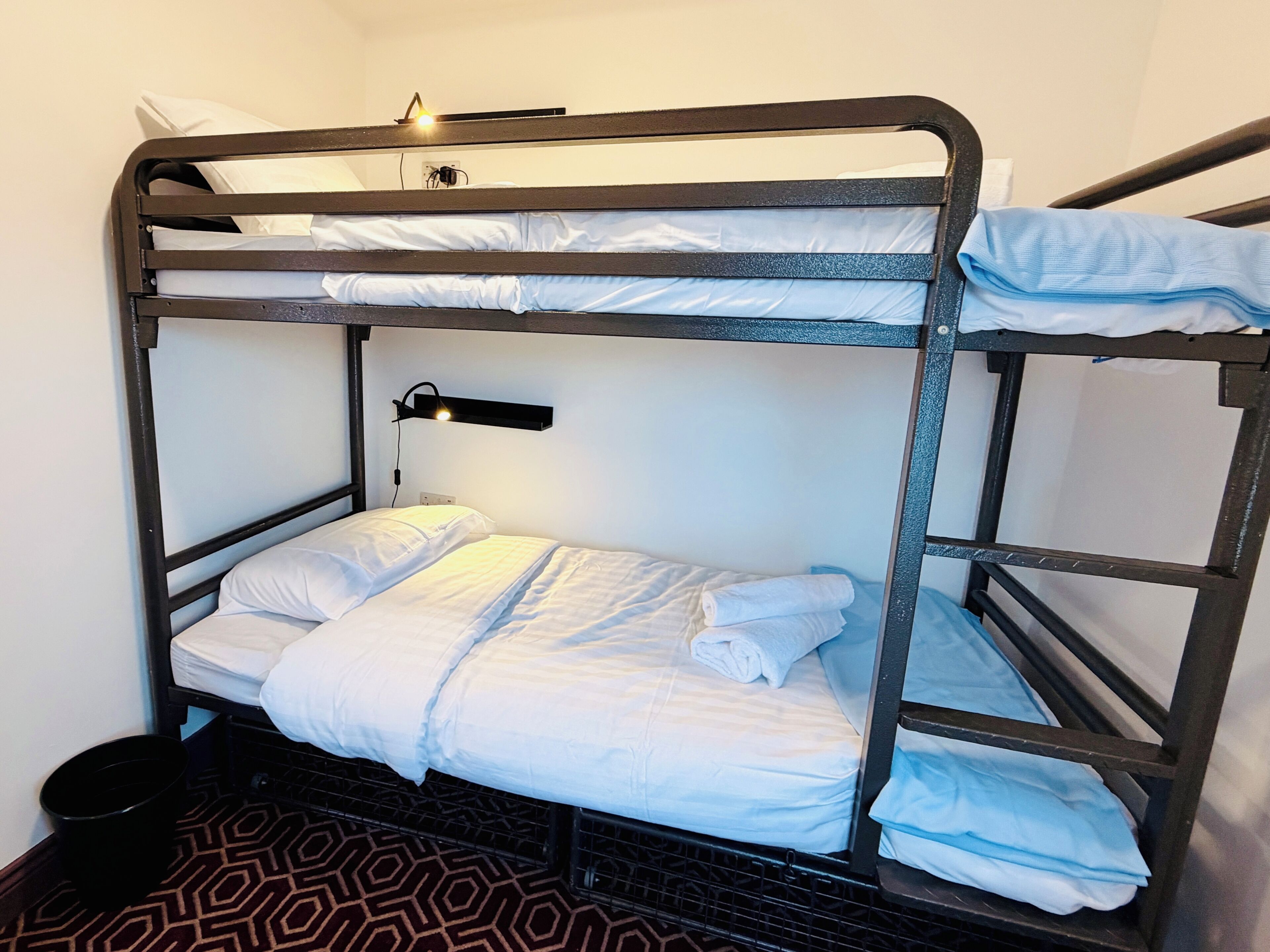 Habitación básica con 1 cama doble o 2 individuales | Wifi gratis