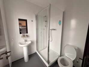 Khăn tắm, xà phòng, dầu gội, giấy vệ sinh 