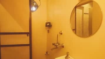 Douche, bidet, serviettes fournies, savon