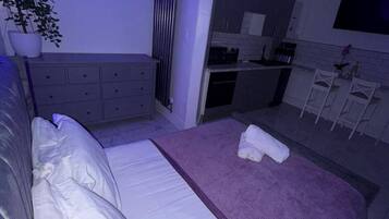 1 bedroom, iron/ironing board, WiFi (free), bed sheets