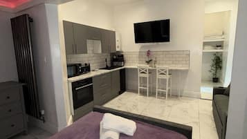 1 bedroom, iron/ironing board, WiFi (free), bed sheets