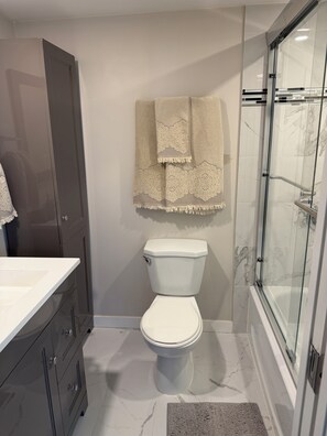 Haartrockner, Handtücher, Seife, Toilettenpapier