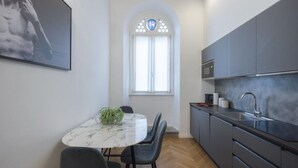 Kaffetrakter/tekoker, kjøleskap, ovn og kokeplater