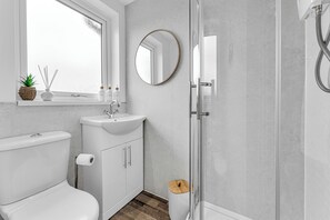 Haartrockner, Handtücher, Toilettenpapier