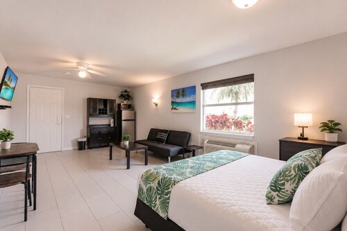 Fort Myers Coastal Studio | Pool Access | Near Beaches