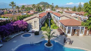 Un resort con piscina, zonas de descanso y vistas del paisaje circundante.