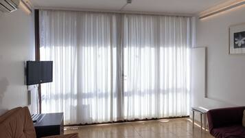 Eenvoudige tweepersoonskamer, aan het zwembad | Italiaanse Frette-lakens, luxe beddengoed, Select Comfort-bedden