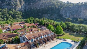 A coastal villa with a swimming pool, terraced roofs, and a view of the sea. - Aydos Hotels & Breeze Restaurant (Ortaca)