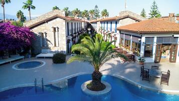 2 outdoor pools, free pool cabanas, pool loungers