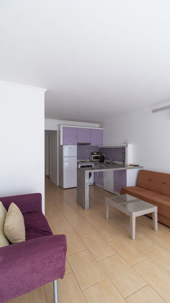 Un apartamento moderno con cocina, comedor y sala de estar.