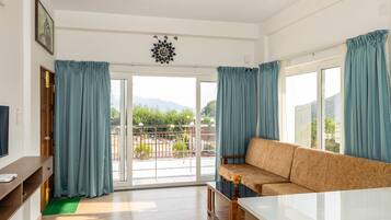 Premium Room, Garden View | Living area