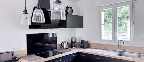 Refrigerador, microondas, horno y parrilla de estufa