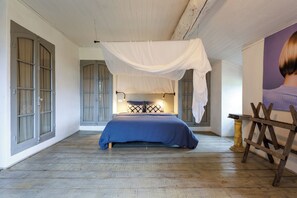 WiFi, bed sheets - Charming, authentic farmhouse in the Camargue with a swim spa and pool (Arles)