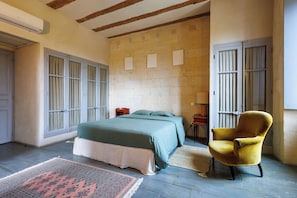 WiFi, bed sheets - Charming, authentic farmhouse in the Camargue with a swim spa and pool (Arles)
