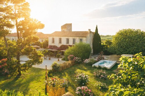 Mas authentique de charme en Camargue avec spa de nage et bassin