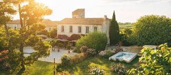 Charming, authentic farmhouse in the Camargue with a swim spa and pool