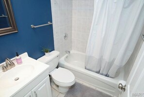 Douche, sèche-cheveux, serviettes fournies, savon