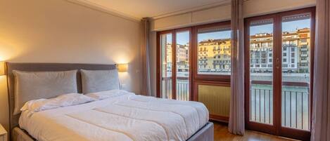 Desk, iron/ironing board, WiFi, bed sheets
